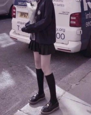 雪落围城外，月醒镜中尘作者：